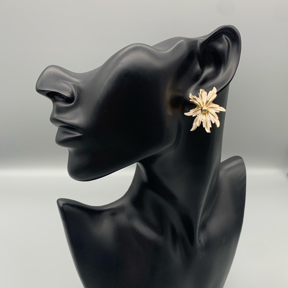 Vintage Park Lane 1970s gold and white flower clip-on earrings. Good Condition. - Picture 1 of 3